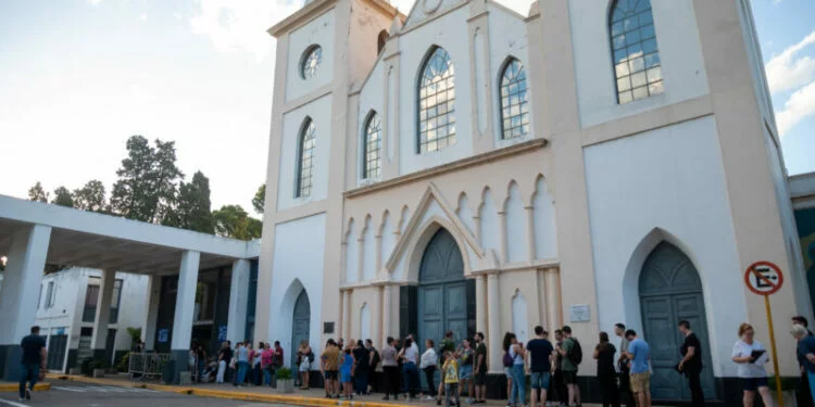 Visita nocturna al Cementerio San Jerónimo en Alberdi bajo la luz de la luna