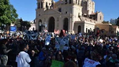 Manifestantes con pancartas en Plaza San Martín, Córdoba, durante la movilización contra la prórroga de la Emergencia en Discapacidad