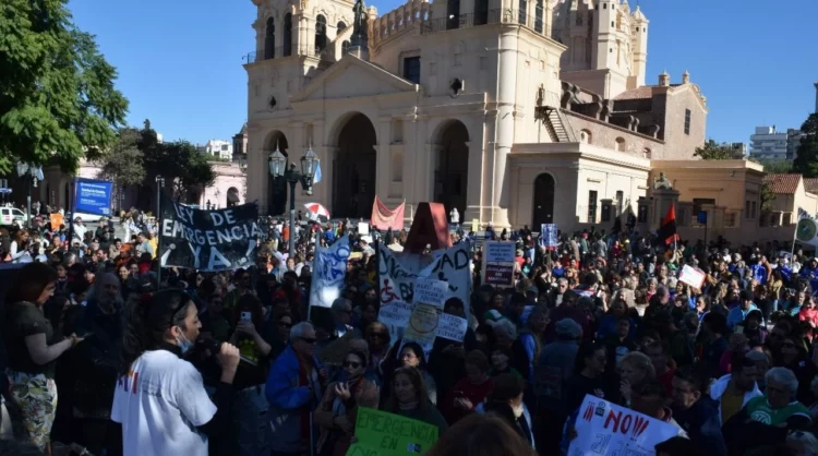 Manifestantes con pancartas en Plaza San Martín, Córdoba, durante la movilización contra la prórroga de la Emergencia en Discapacidad