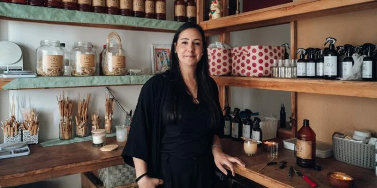 Yamila Cicaré presentando Almacén de Velas by Usha en el programa de incubación del Club de Emprendedores
