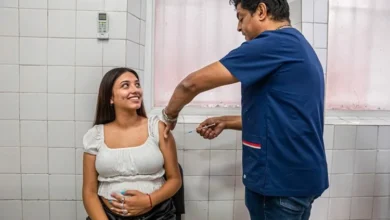 Médico aplicando la vacuna contra el VSR a una embarazada en un centro de salud de Córdoba