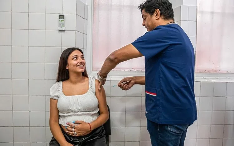 Médico aplicando la vacuna contra el VSR a una embarazada en un centro de salud de Córdoba