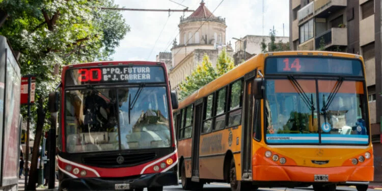 Colectivo detenido en la calle de Córdoba durante la asamblea de UTA