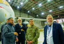 Carlos Alberto Presti inspeccionando la planta de la FAdeA en Córdoba