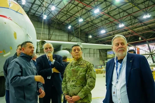 Carlos Alberto Presti inspeccionando la planta de la FAdeA en Córdoba