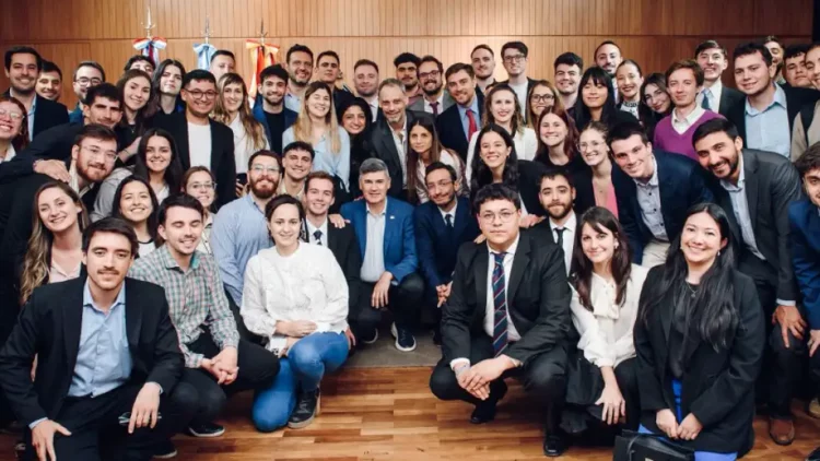Agustina Bonatti, ex becaria del Seminario País Federal 2025, en evento de la FURP