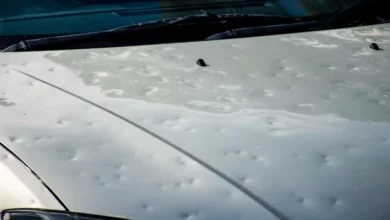 Auto dañado por granizo en una calle de Córdoba con vidrios rotos y micro‑bollos en la carrocería