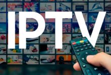 Usuario viendo fútbol en una app IPTV pirata que oculta software malicioso