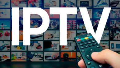 Usuario viendo fútbol en una app IPTV pirata que oculta software malicioso