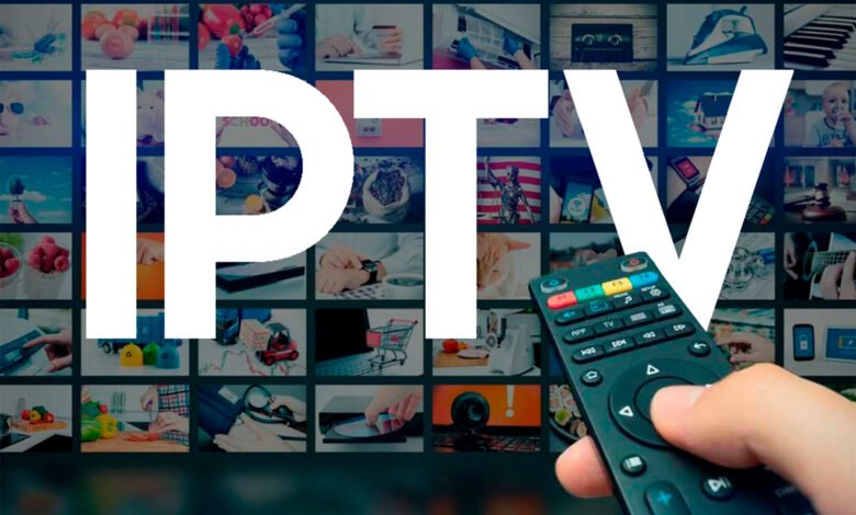 Usuario viendo fútbol en una app IPTV pirata que oculta software malicioso