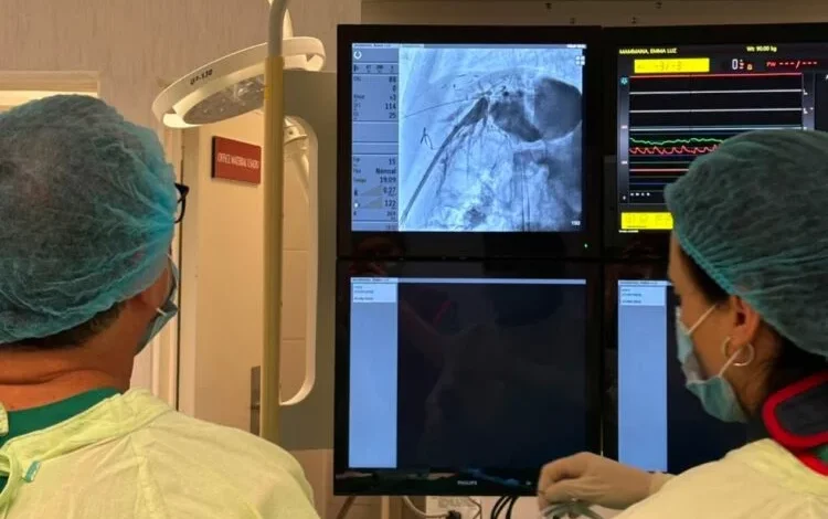 Niña de 2 años recibiendo derivación biliar percutánea en Hospital Córdoba