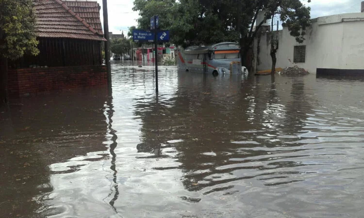 Ejercicio de evacuación y rescate durante el simulacro de inundación en Villa Páez, Córdoba