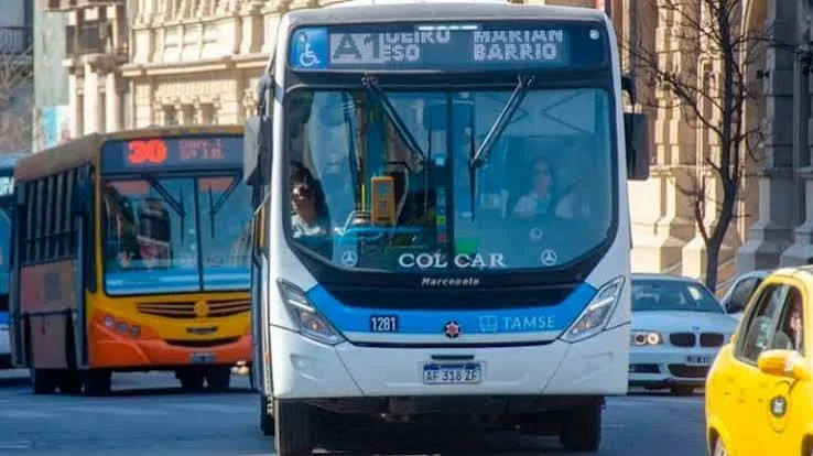 Colectivo de la UTA circulando en la ciudad de Córdoba durante negociaciones salariales