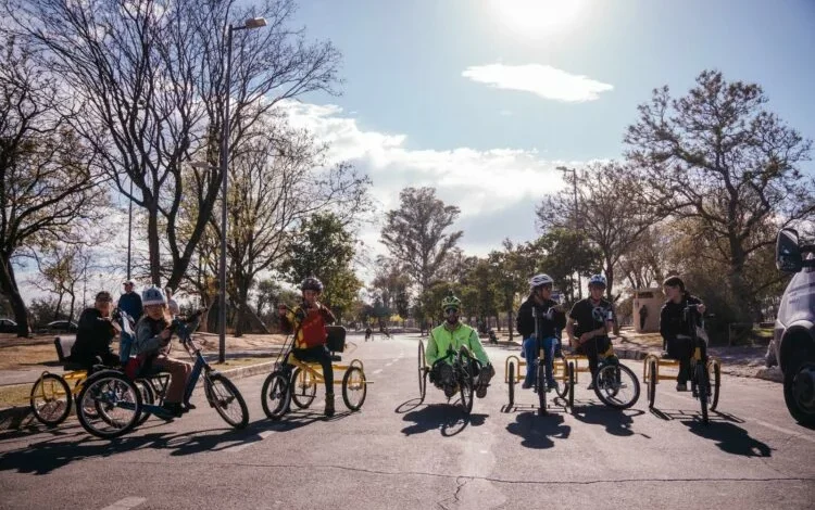 Participantes de la primera experiencia de ciclismo urbano adaptado en el Parque Sarmiento, Córdoba