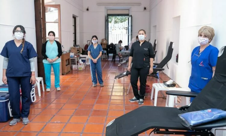 Voluntarios donando sangre en la jornada solidaria del Cabildo histórico