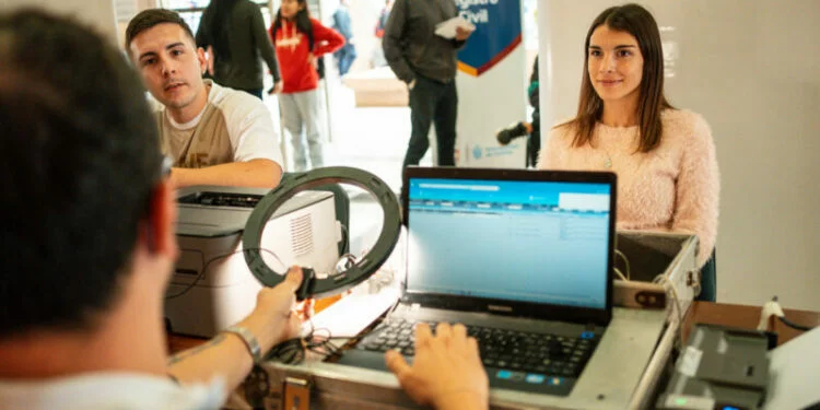 Plaza Carlos Gardel en Coronel Olmedo con puestos del operativo Córdoba con Vos y vecinos atendiendo trámites