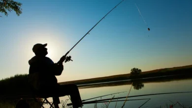 Embarcación de pesca en embalse cordobés bajo la veda total de pejerrey