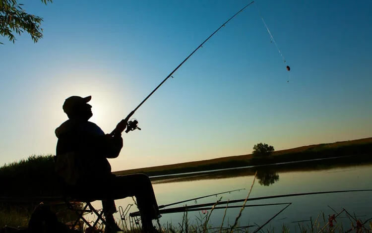 Embarcación de pesca en embalse cordobés bajo la veda total de pejerrey
