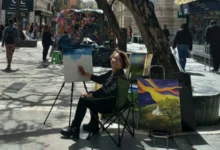 Esther Arrúa pintando en el cantero del Paseo de las Flores, Peatonal de Córdoba