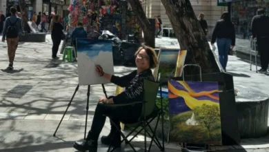 Esther Arrúa pintando en el cantero del Paseo de las Flores, Peatonal de Córdoba