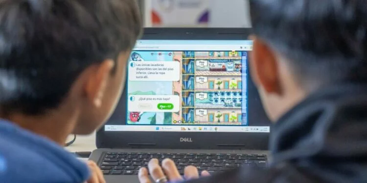 Alumnos de primaria usando la plataforma Matific en una clase de matemática en Córdoba