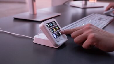 MX Keypad de Logitech sobre escritorio, panel compacto de un botón