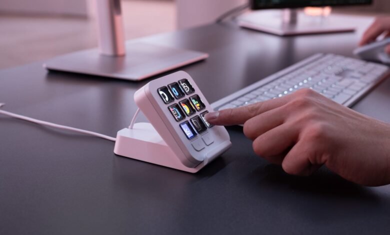 MX Keypad de Logitech sobre escritorio, panel compacto de un botón