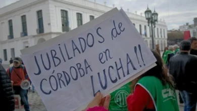 Jubilados y sindicalistas reunidos en Plaza San Martín de Córdoba durante la marcha contra la falta de cobertura de PAMI