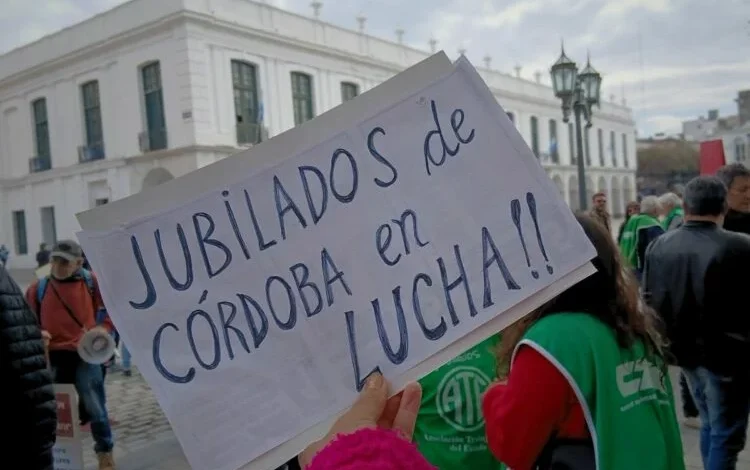 Jubilados y sindicalistas reunidos en Plaza San Martín de Córdoba durante la marcha contra la falta de cobertura de PAMI