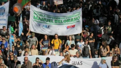 Docentes protestando frente a los colegios preuniversitarios Manuel Belgrano y Monserrat en Córdoba durante el paro