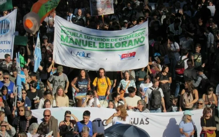 Docentes protestando frente a los colegios preuniversitarios Manuel Belgrano y Monserrat en Córdoba durante el paro