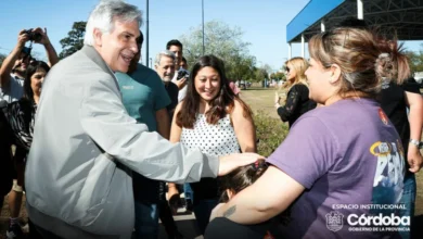 Gobernador Martín Llaryora inspecciona la renovación de la plaza Pablo Bracamonte en Colinas del Cerro