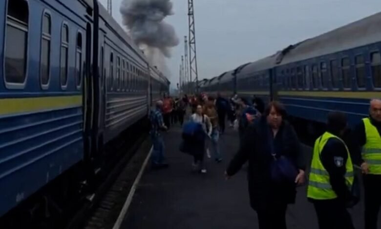 Locomotora dañada por un dron ruso en la zona fronteriza entre Polonia y Ucrania