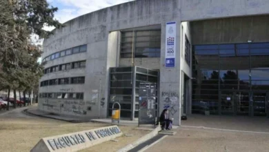 Participantes de la Semana Amarilla caminando con ropa amarilla frente a la Facultad de Psicología de la UNC
