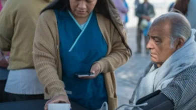 Médicos realizando controles de presión arterial en la Plaza San Martín durante la Semana del Corazón