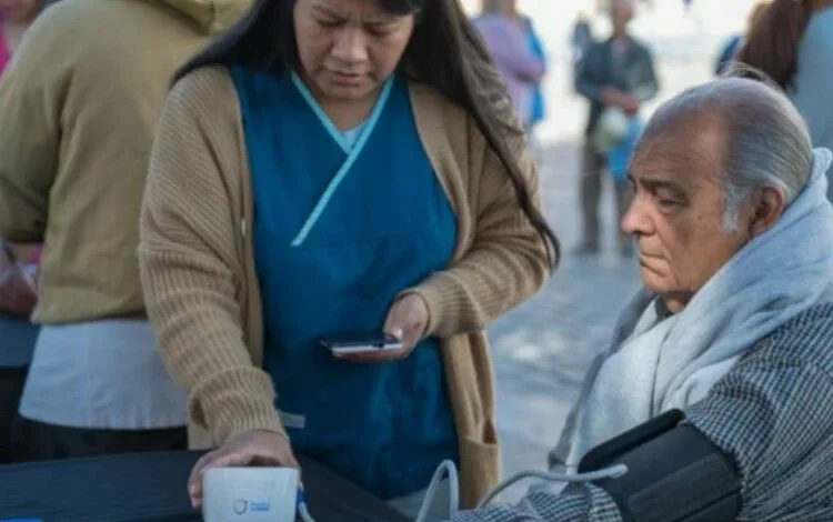 Médicos realizando controles de presión arterial en la Plaza San Martín durante la Semana del Corazón