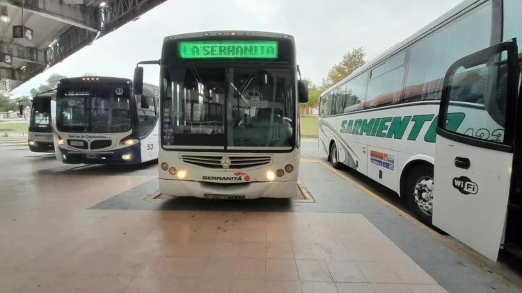 Delegados de Aoita reunidos en la sede de la asociación en Córdoba discutiendo la propuesta salarial