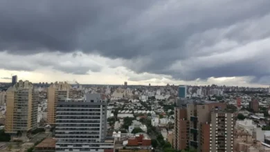 Nubes de tormenta sobre la ciudad de Córdoba con relámpagos y posible granizo