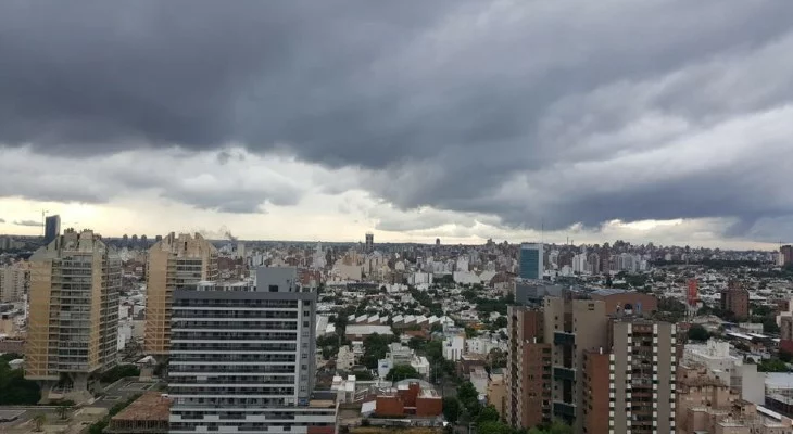 Nubes de tormenta sobre la ciudad de Córdoba con relámpagos y posible granizo