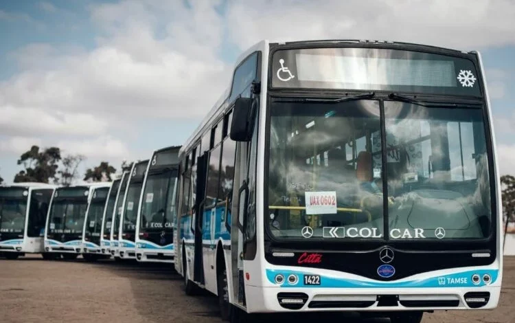 Conductores de ómnibus de Córdoba recibiendo el nuevo bono salarial