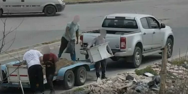 Cámara de seguridad muestra camioneta descargando basura en terreno baldío de la intersección Roque Arias y García Martínez, Córdoba