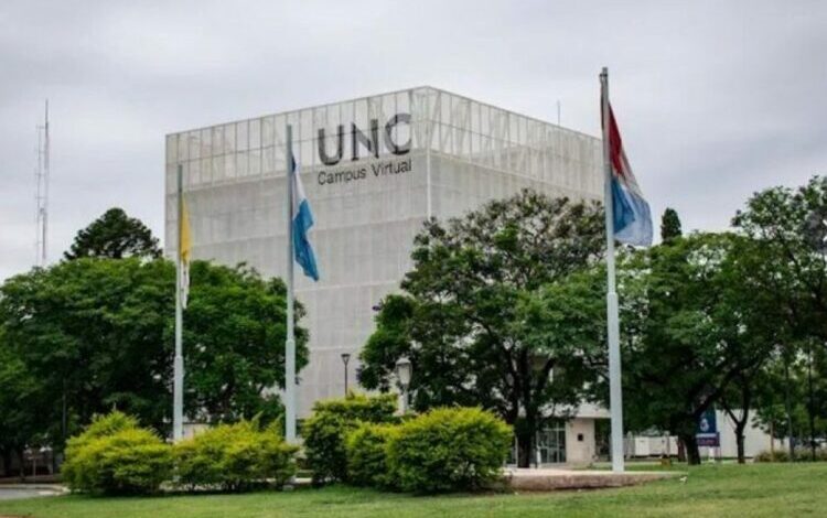 Personas mayores asistiendo a un taller de la Universidad Nacional de Córdoba en el programa Upami