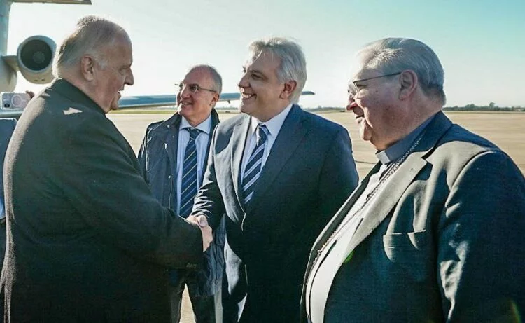 Delegación vaticana inspeccionando la Fábrica Argentina de Aviones (Fadea) en Córdoba