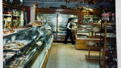 Fachada histórica de la panadería La Europea en el centro de Córdoba, con puertas de fundición alemana y señal de calle peatonal