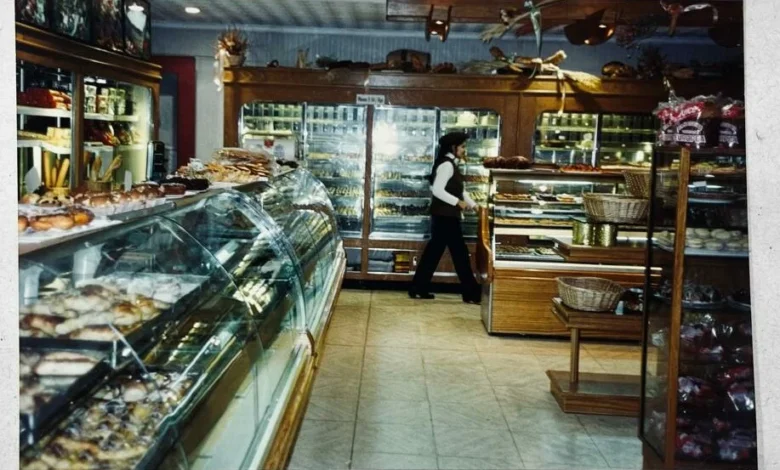 Fachada histórica de la panadería La Europea en el centro de Córdoba, con puertas de fundición alemana y señal de calle peatonal