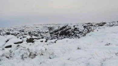 Coche detenido en la ruta 34 cubierta de hielo y nieve en el Camino de las Altas Cumbres, Córdoba