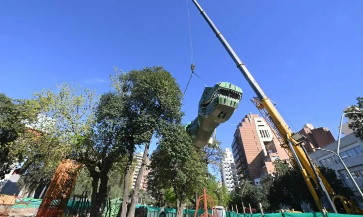Dinosaurio de 9 metros de largo y 15 metros de altura instalado en la zona infantil del Parque de las Tejas