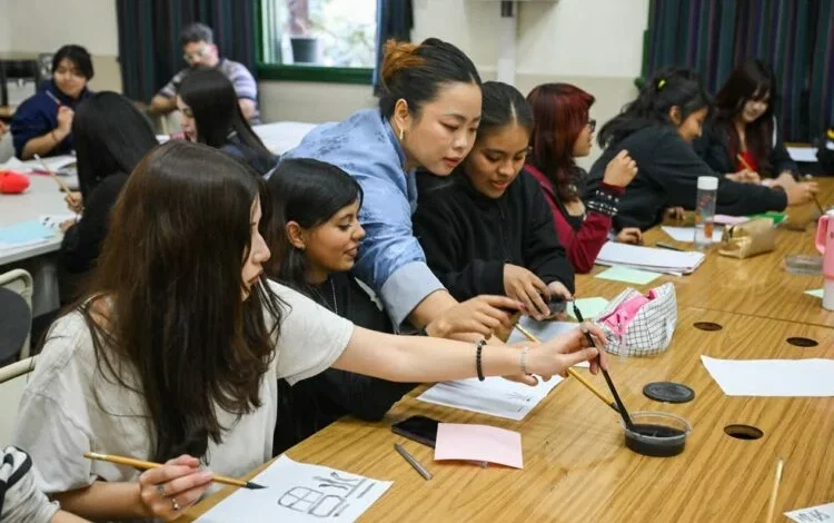 Alumnos de secundaria en Córdoba practicando mandarín y caligrafía china
