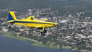 Avión hidrante AT‑802 sobre el campo cordobés durante el operativo contra incendios