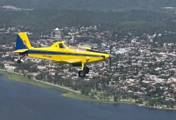 Avión hidrante AT‑802 sobre el campo cordobés durante el operativo contra incendios